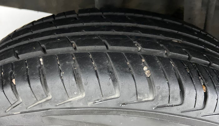 2016 Renault Kwid RXT, Petrol, Manual, 44,751 km, Right Rear Tyre Tread