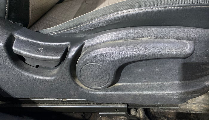 2017 Hyundai Elite i20 SPORTZ 1.2, Petrol, Manual, 1,17,819 km, Driver Side Adjustment Panel