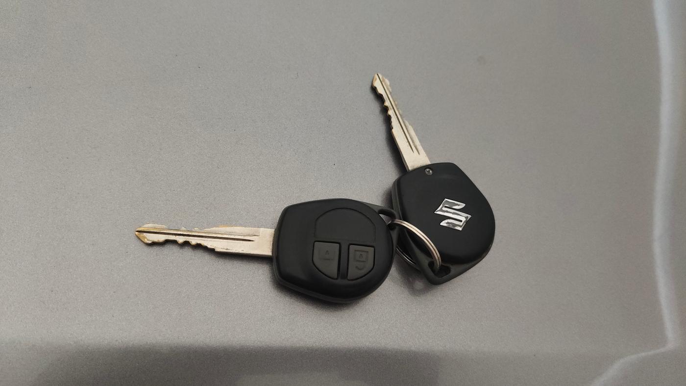 2013 Maruti Swift VXI, Petrol, Manual, 50,723 km, Key Close Up