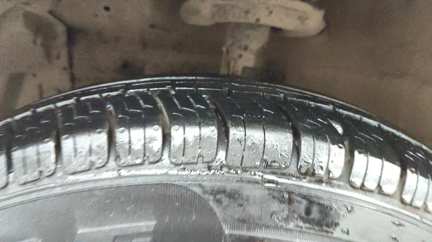 2013 Maruti Swift VXI, Petrol, Manual, 50,723 km, Left Front Tyre Tread