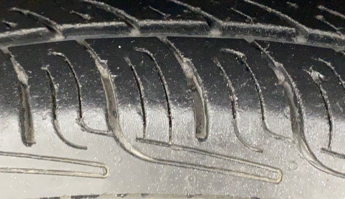 2013 Maruti Swift VXI, Petrol, Manual, 76,061 km, Left Front Tyre Tread