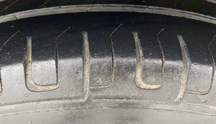 2013 Maruti Swift VXI, Petrol, Manual, 76,061 km, Right Front Tyre Tread