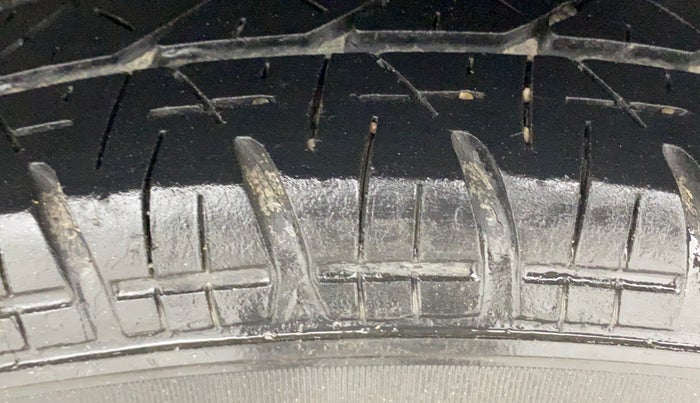 2013 Maruti Swift VXI, Petrol, Manual, 76,061 km, Left Rear Tyre Tread