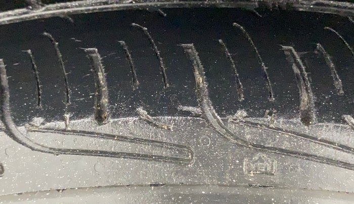 2013 Maruti Swift VXI, Petrol, Manual, 76,061 km, Right Rear Tyre Tread