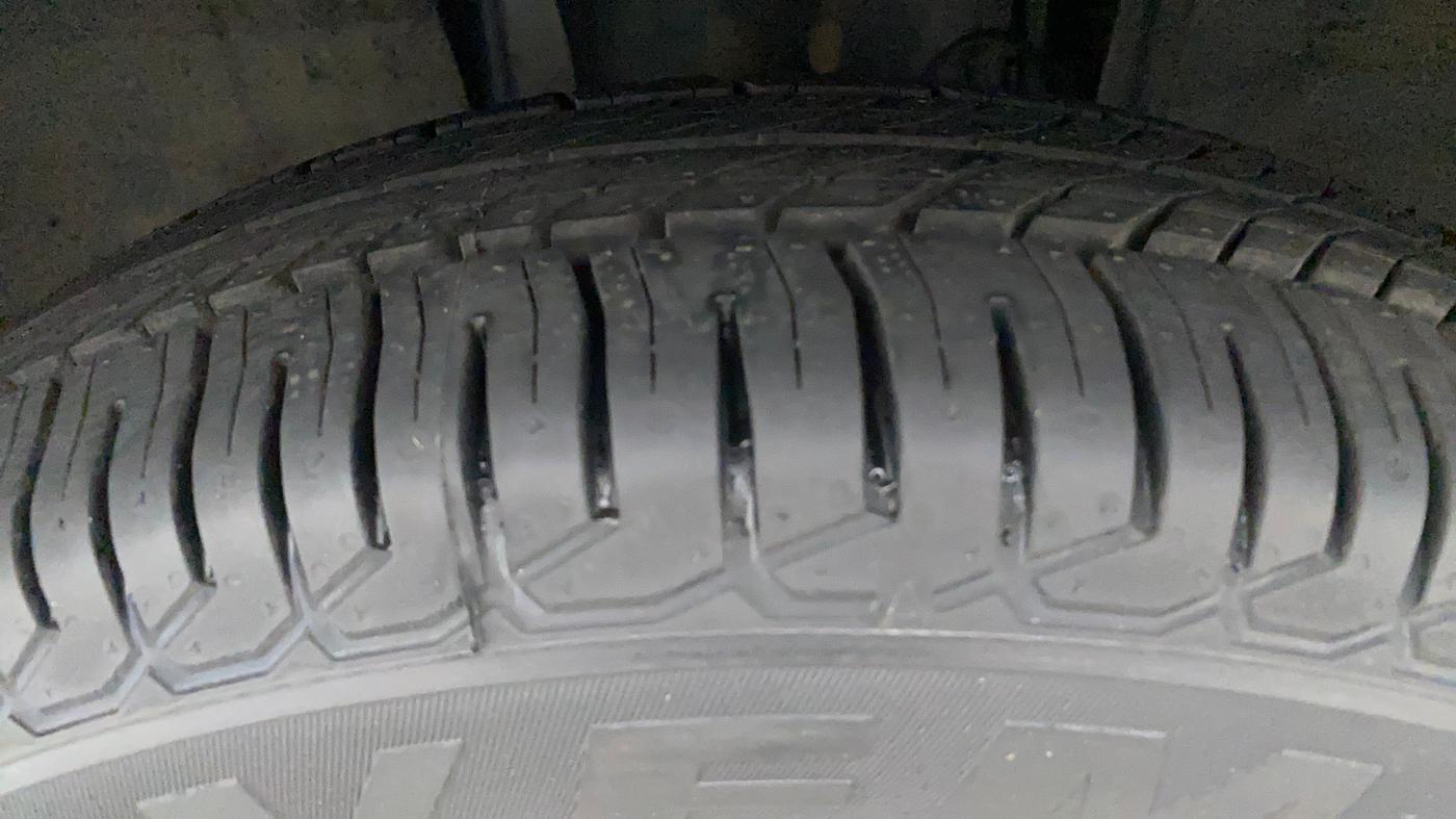 2020 Renault TRIBER RXT AMT, Petrol, Automatic, 27,380 km, Left Front Tyre Tread