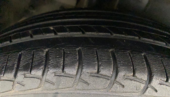 2013 Maruti Ertiga VXI, Petrol, Manual, 31,932 km, Right Rear Tyre Tread