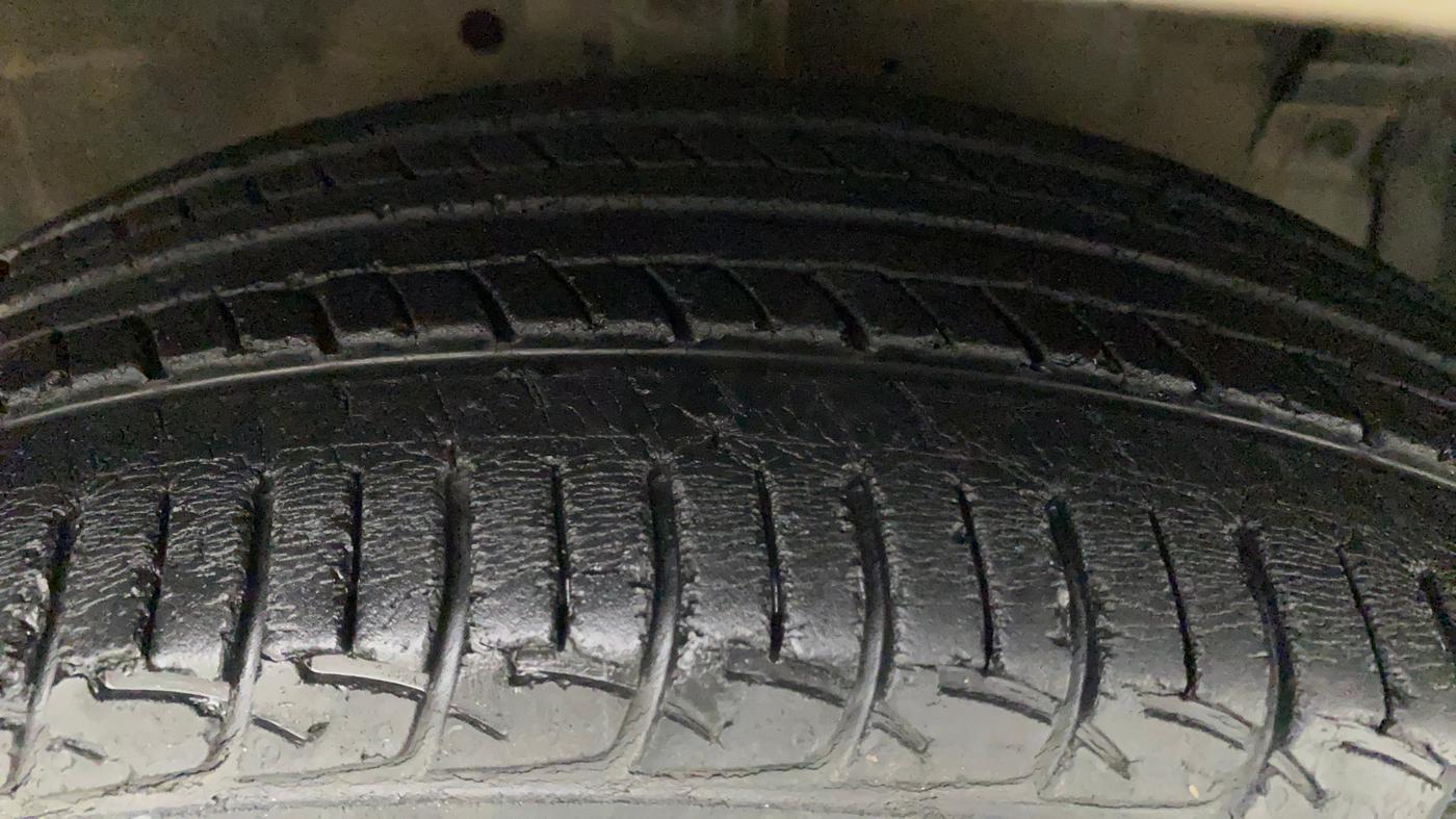 2013 Maruti Ertiga VXI, Petrol, Manual, 31,932 km, Right Front Tyre Tread