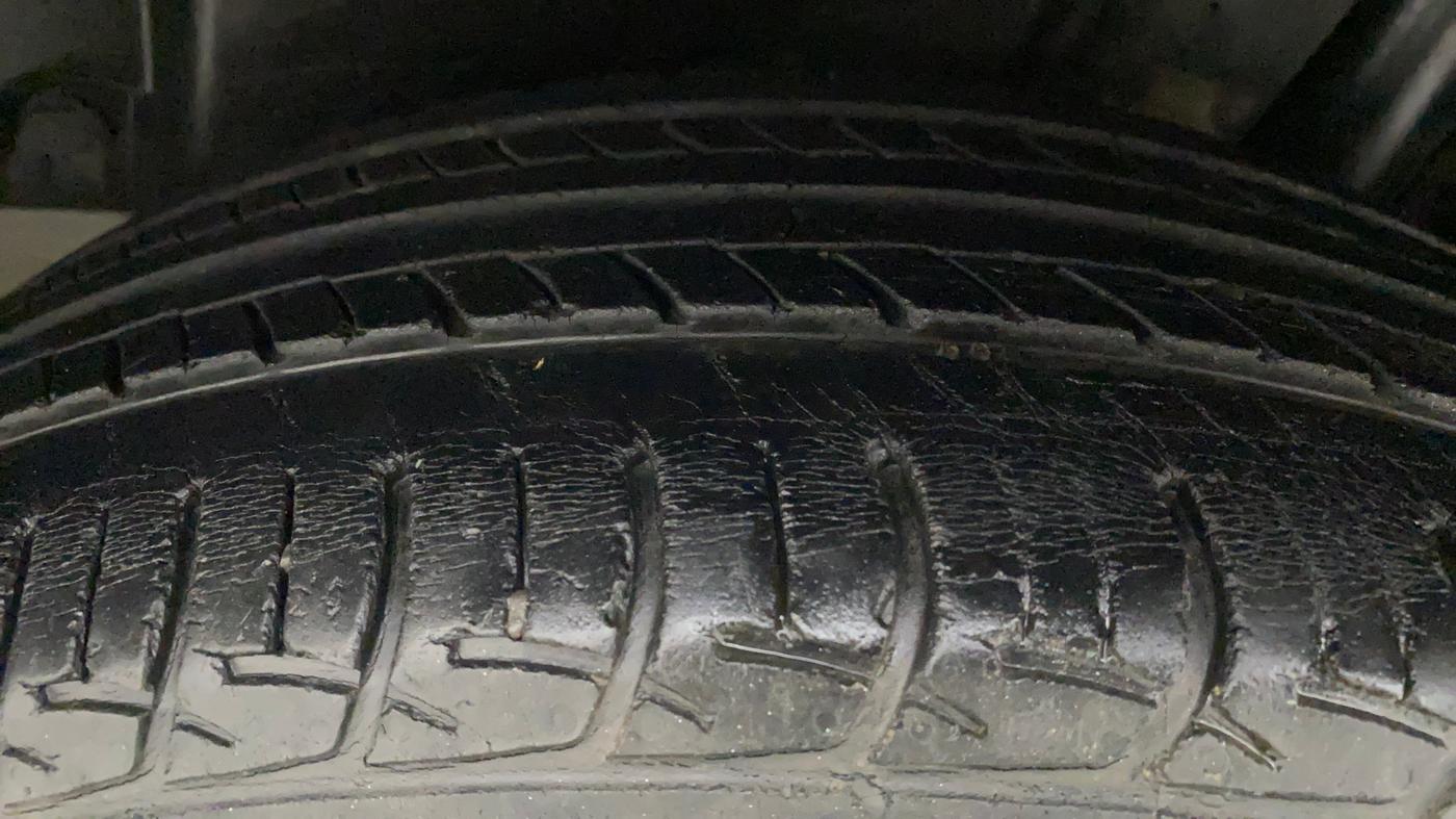 2013 Maruti Ertiga VXI, Petrol, Manual, 31,932 km, Left Rear Tyre Tread
