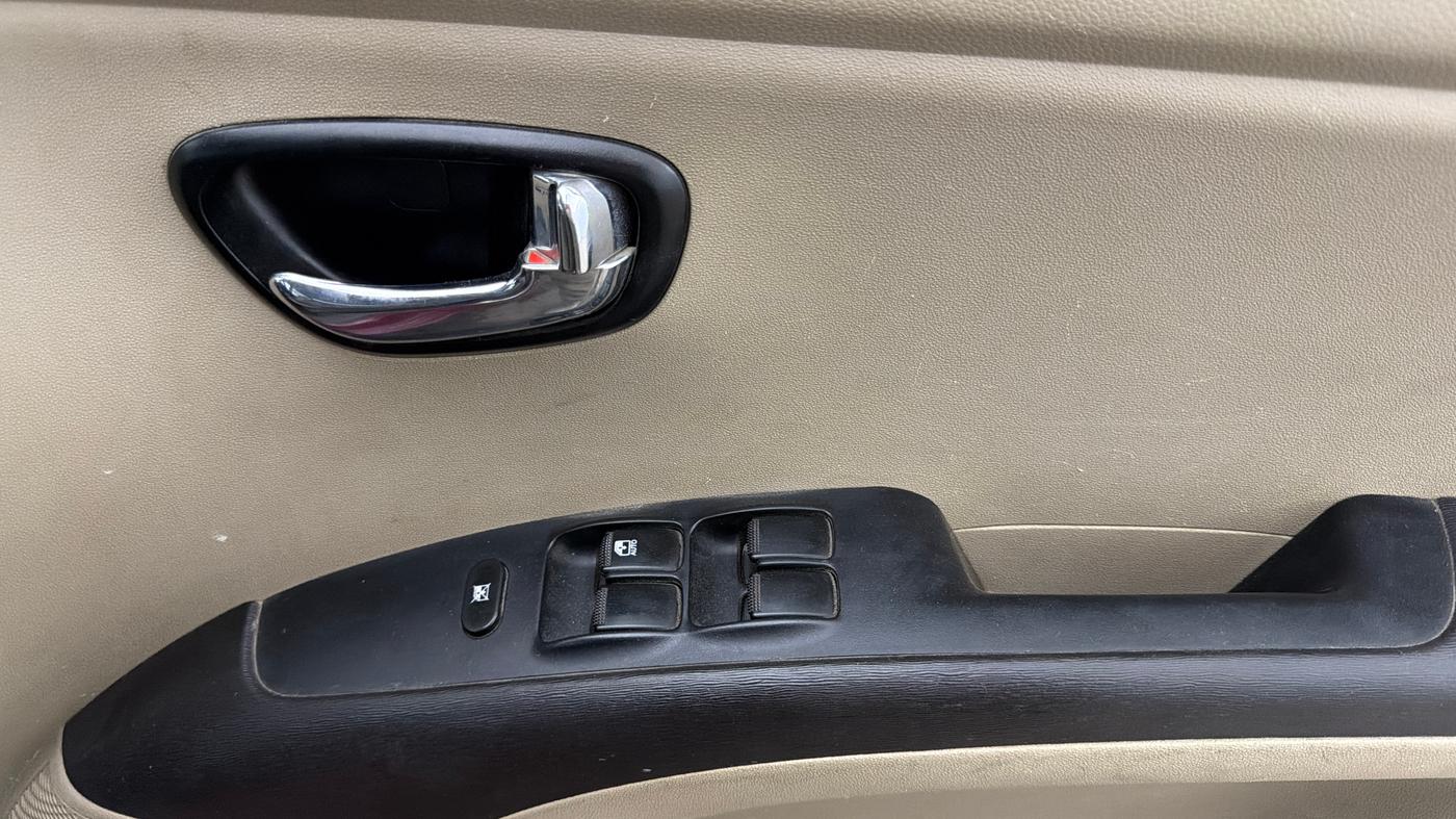 2015 Hyundai i10 SPORTZ 1.1, Petrol, Manual, 24,874 km, Driver Side Door Panels Control