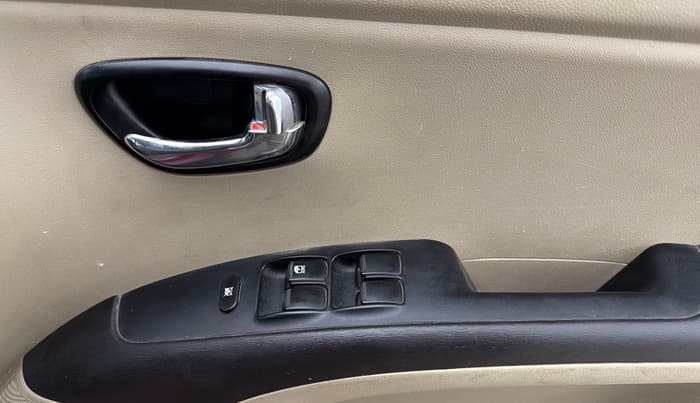 2015 Hyundai i10 SPORTZ 1.1, Petrol, Manual, 24,874 km, Driver Side Door Panels Control