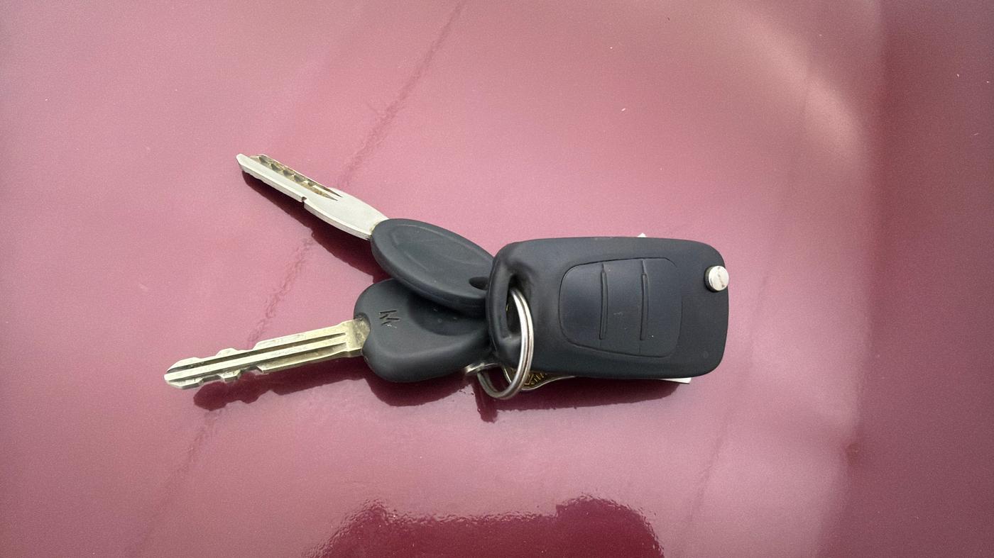 2015 Hyundai i10 SPORTZ 1.1, Petrol, Manual, 24,874 km, Key Close Up