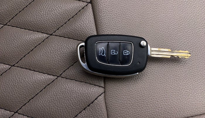 2018 Hyundai Creta SX 1.6 DIESEL, Diesel, Manual, 1,41,898 km, Key Close Up