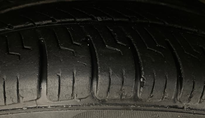2013 Ford Figo ZXI 1.2 PETROL, Petrol, Manual, 72,071 km, Left Front Tyre Tread