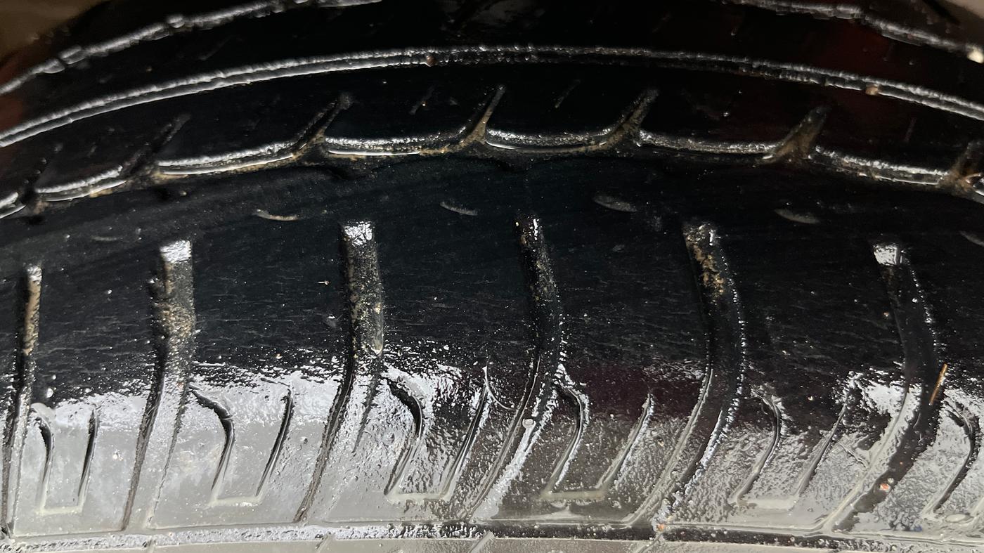 2015 Maruti Wagon R 1.0 VXI AMT, Petrol, Automatic, 40,336 km, Right Front Tyre Tread
