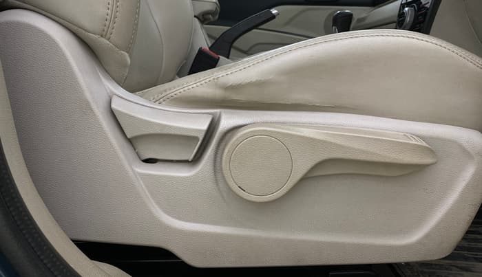2019 Mahindra XUV300 W8 (O) 1.5 DIESEL AMT, Diesel, Automatic, 55,796 km, Driver Side Adjustment Panel