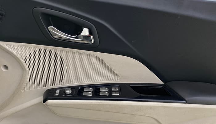 2019 Mahindra XUV300 W8 (O) 1.5 DIESEL AMT, Diesel, Automatic, 55,796 km, Driver Side Door Panels Control