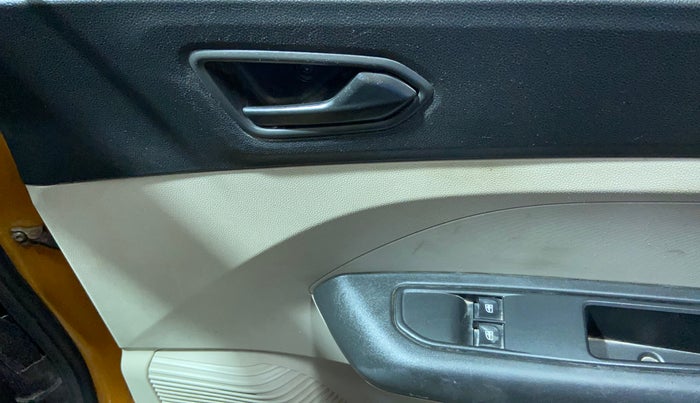 2020 Renault TRIBER RXL MT, Petrol, Manual, 87,663 km, Driver Side Door Panels Control