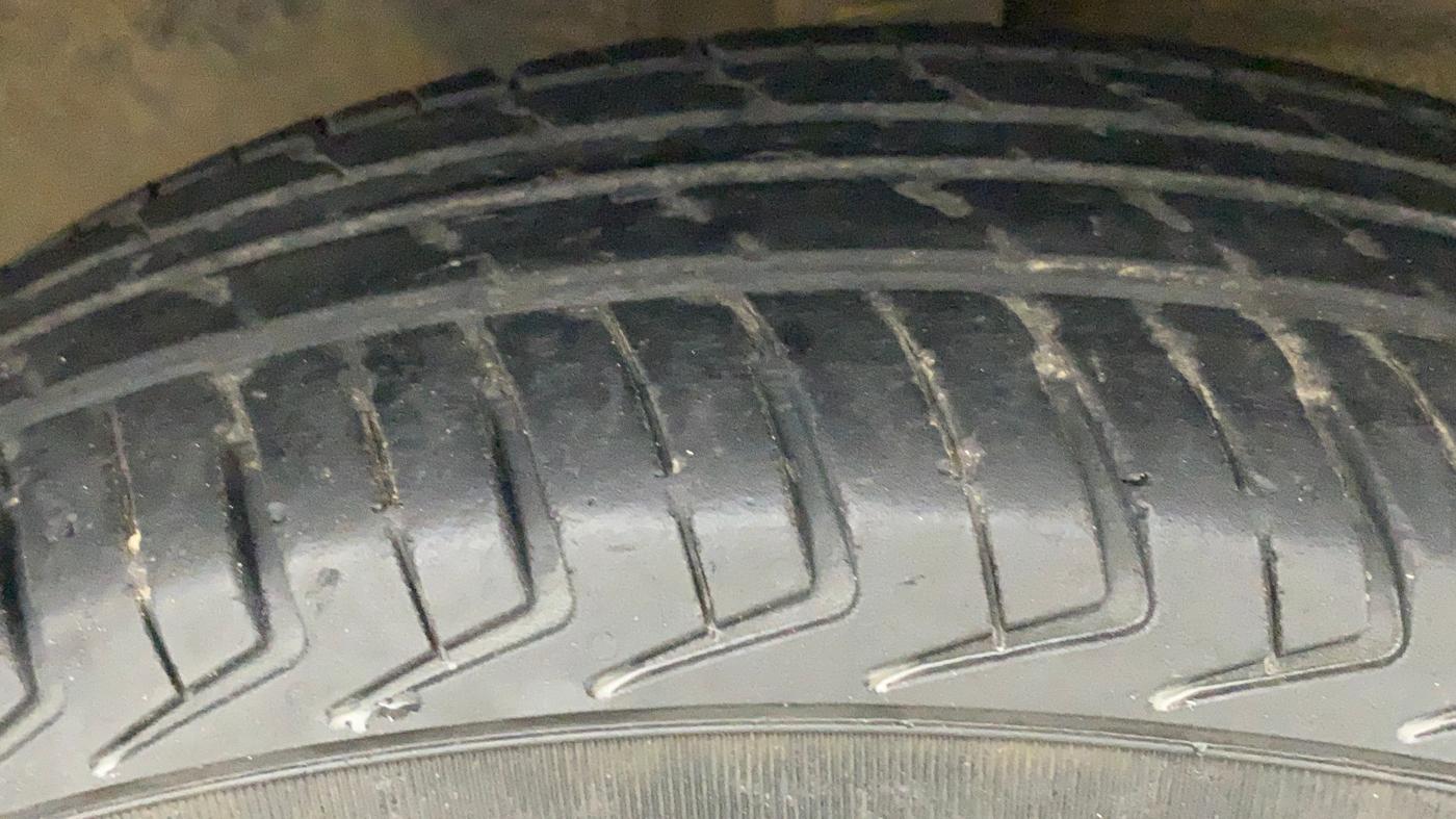2017 Maruti Wagon R 1.0 LXI CNG, CNG, Manual, 80,667 km, Right Front Tyre Tread