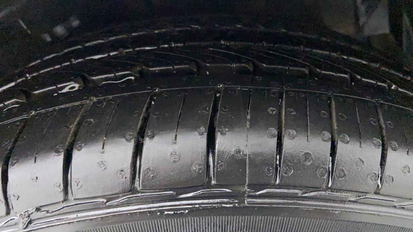 2014 Hyundai Verna FLUIDIC 1.6 VTVT SX AT, CNG, Automatic, 38,034 km, Left Front Tyre Tread