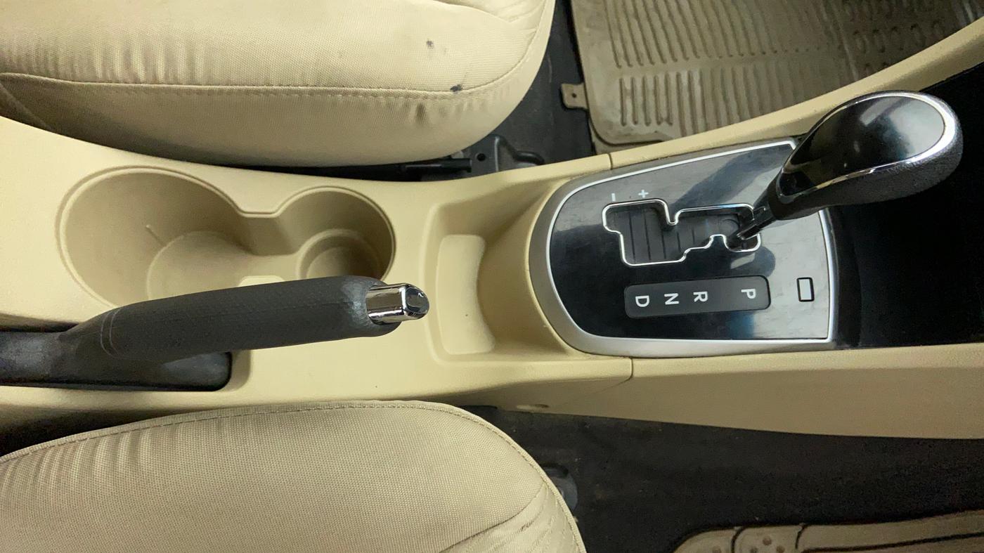 2014 Hyundai Verna FLUIDIC 1.6 VTVT SX AT, CNG, Automatic, 38,034 km, Gear Lever