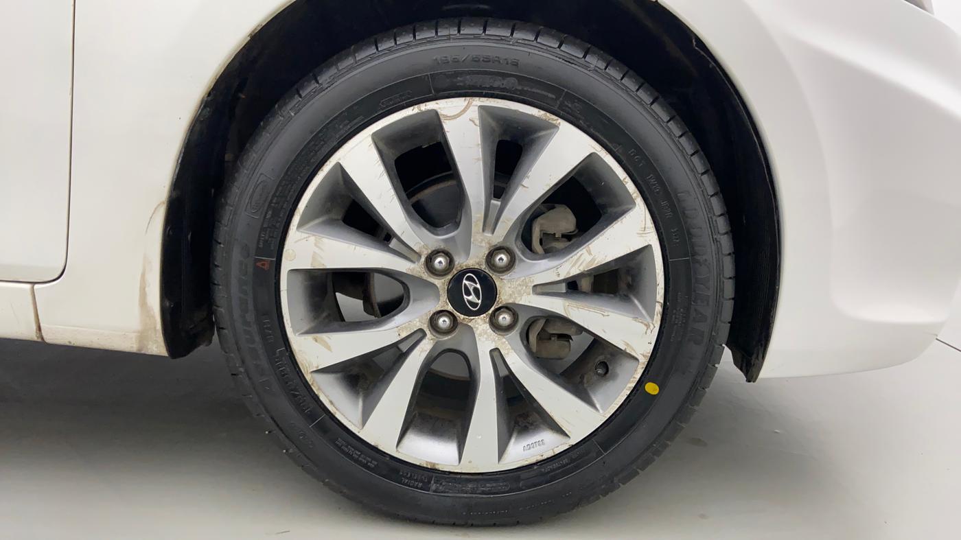 2014 Hyundai Verna FLUIDIC 1.6 VTVT SX AT, CNG, Automatic, 38,034 km, Right Front Wheel