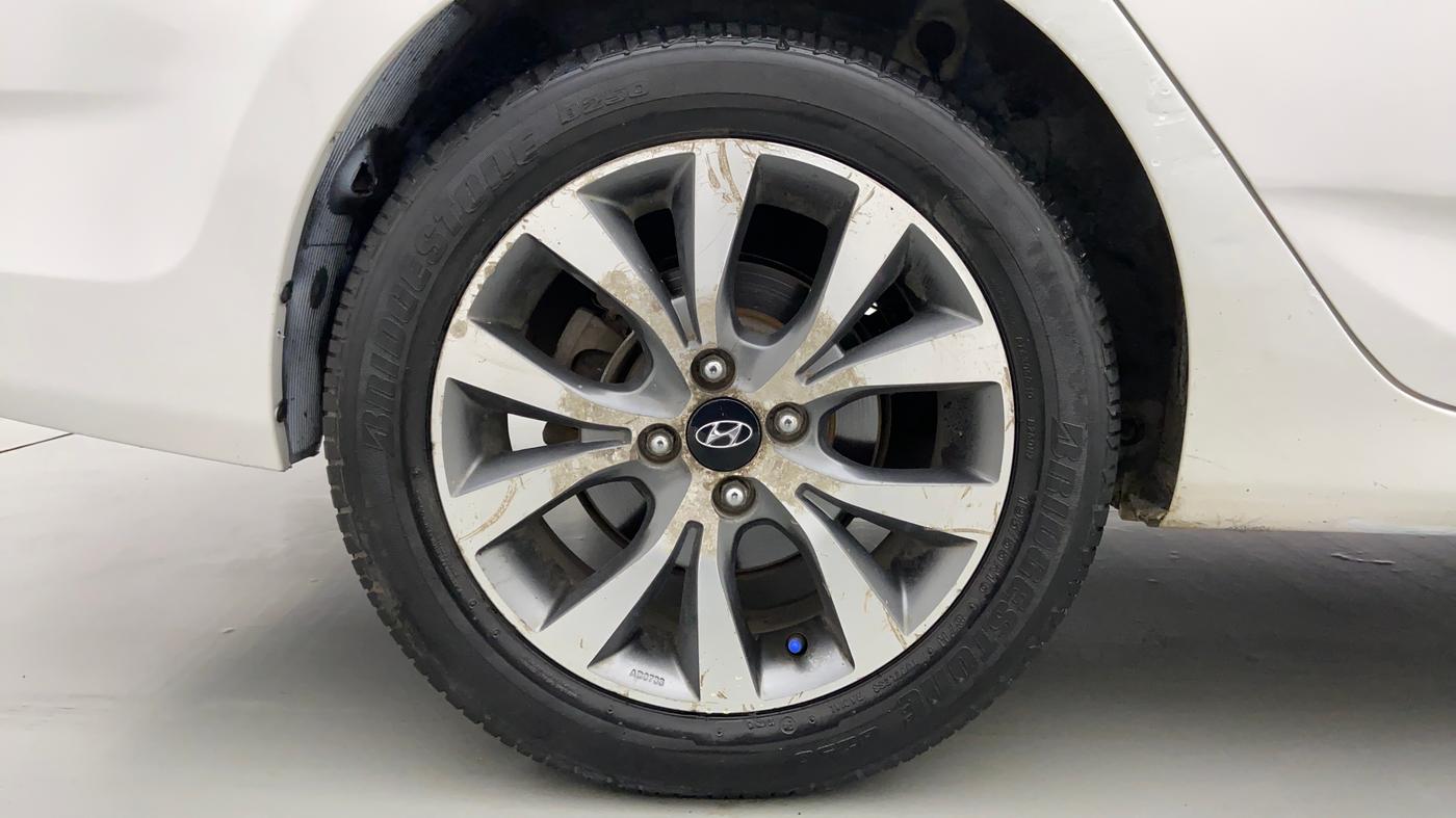 2014 Hyundai Verna FLUIDIC 1.6 VTVT SX AT, CNG, Automatic, 38,034 km, Right Rear Wheel