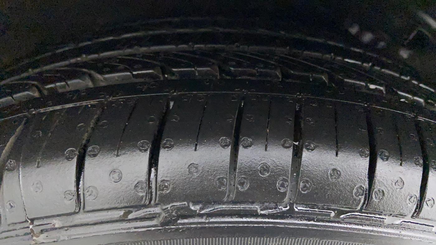 2014 Hyundai Verna FLUIDIC 1.6 VTVT SX AT, CNG, Automatic, 38,034 km, Right Rear Tyre Tread