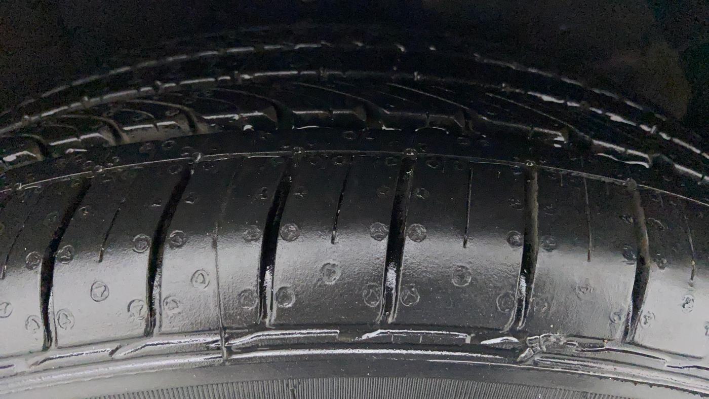 2014 Hyundai Verna FLUIDIC 1.6 VTVT SX AT, CNG, Automatic, 38,034 km, Right Front Tyre Tread