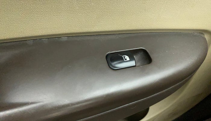 2011 Hyundai i20 MAGNA (O) 1.2, Petrol, Manual, 72,523 km, Left front window switch / handle - Power window makes minor noise