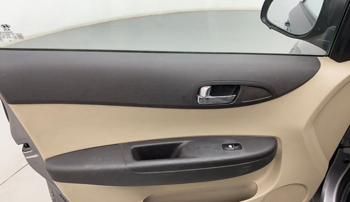 2012 Hyundai i20 ASTA 1.4 CRDI, Diesel, Manual, 1,29,005 km, Left front window switch / handle - Window making noise/ moving slow
