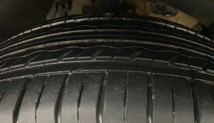 2013 Renault Duster 85 PS RXL DIESEL, Diesel, Manual, 1,07,789 km, Right Front Tyre Tread