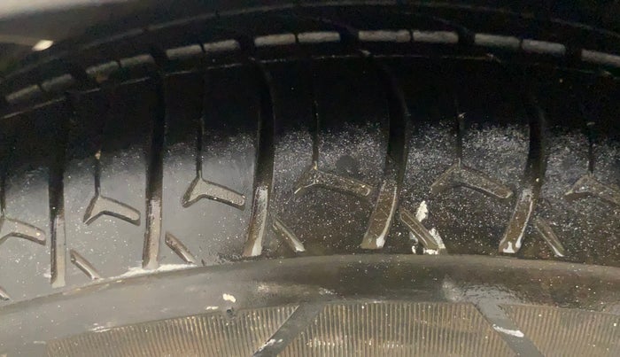 2015 Hyundai Eon MAGNA +, CNG, Manual, 1,38,738 km, Right Rear Tyre Tread