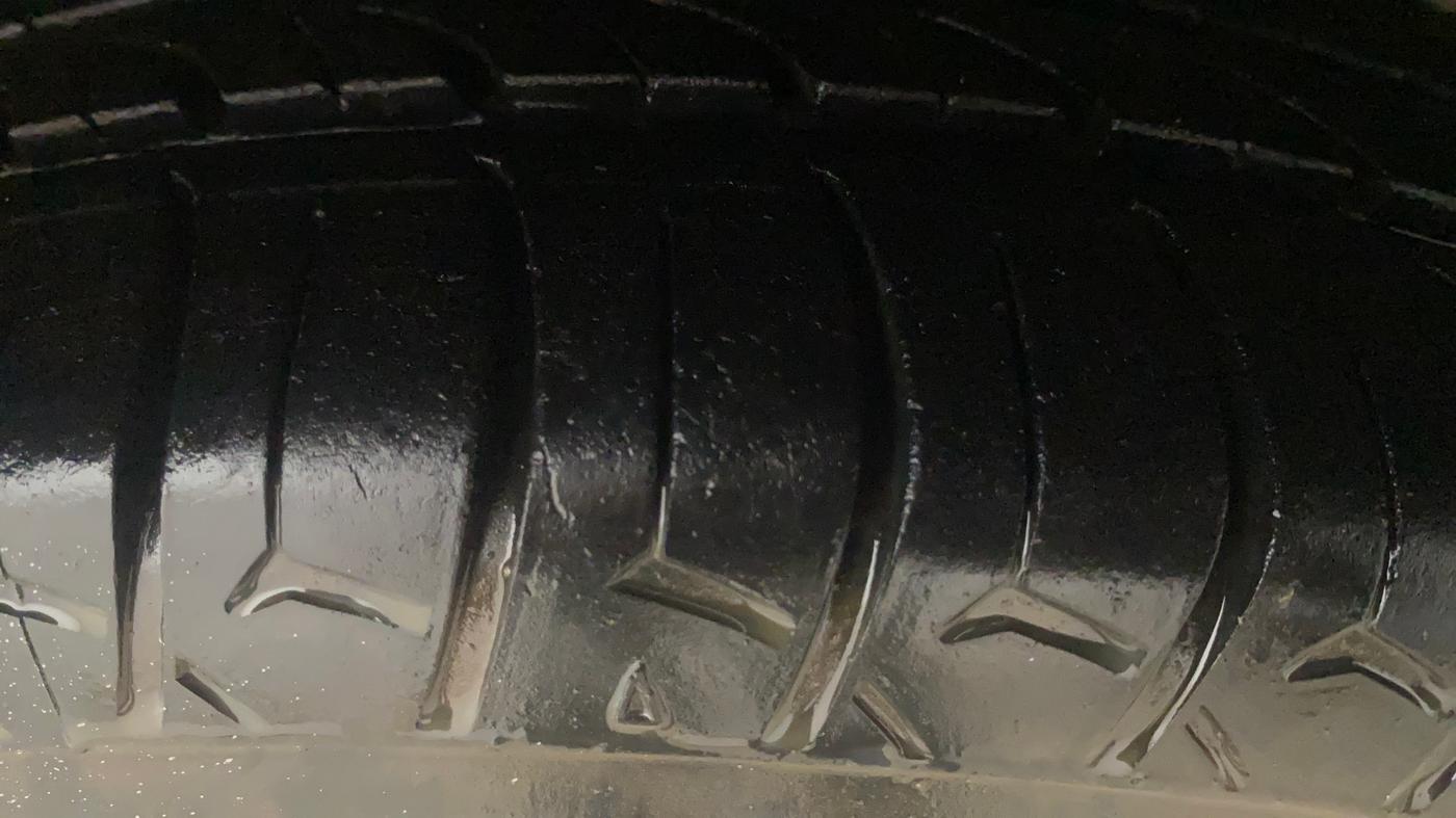 2015 Hyundai Eon MAGNA +, CNG, Manual, 1,38,738 km, Right Front Tyre Tread