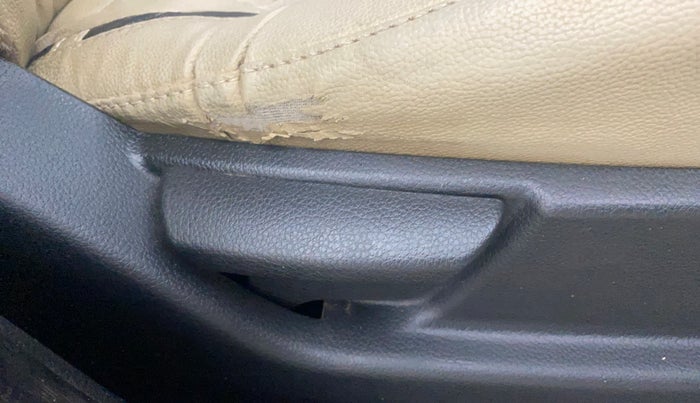 2015 Hyundai Eon MAGNA +, CNG, Manual, 1,38,738 km, Driver Side Adjustment Panel