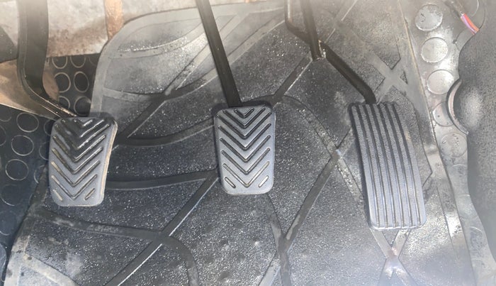 2015 Hyundai Eon MAGNA +, CNG, Manual, 1,38,738 km, Pedals