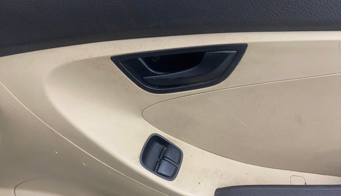 2015 Hyundai Eon MAGNA +, CNG, Manual, 1,38,738 km, Driver Side Door Panels Control