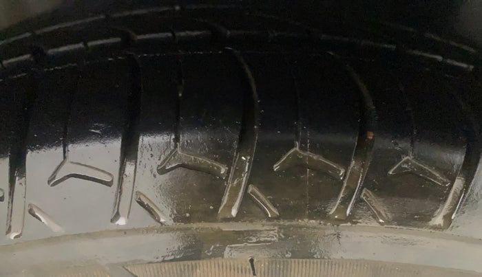 2015 Hyundai Eon MAGNA +, CNG, Manual, 1,38,738 km, Left Rear Tyre Tread