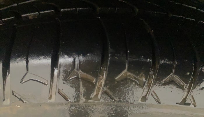 2015 Hyundai Eon MAGNA +, CNG, Manual, 1,38,738 km, Left Front Tyre Tread