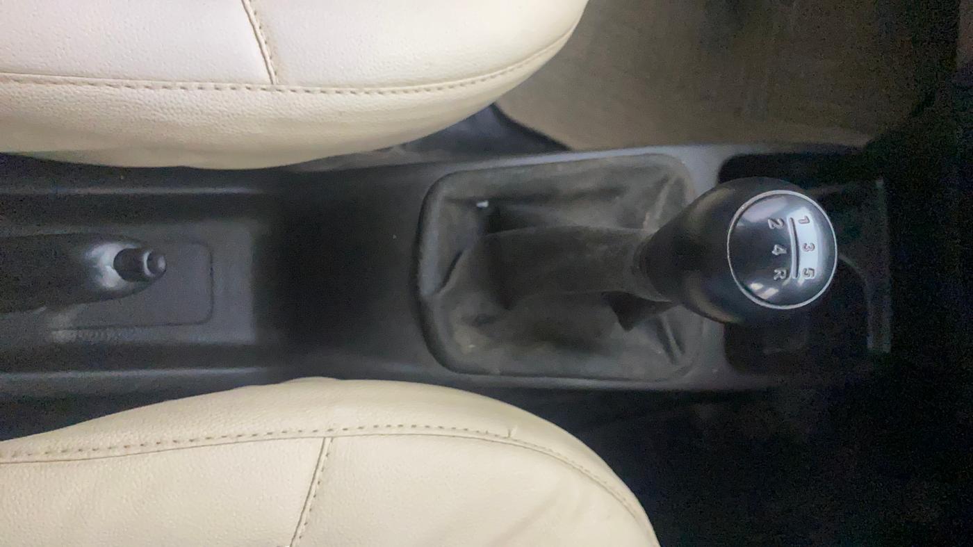 2015 Hyundai Eon MAGNA +, CNG, Manual, 1,38,738 km, Gear Lever