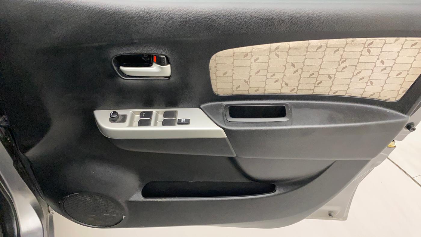 2016 Maruti Wagon R 1.0 VXI, Petrol, Manual, 1,21,606 km, Driver Side Door Panels Control