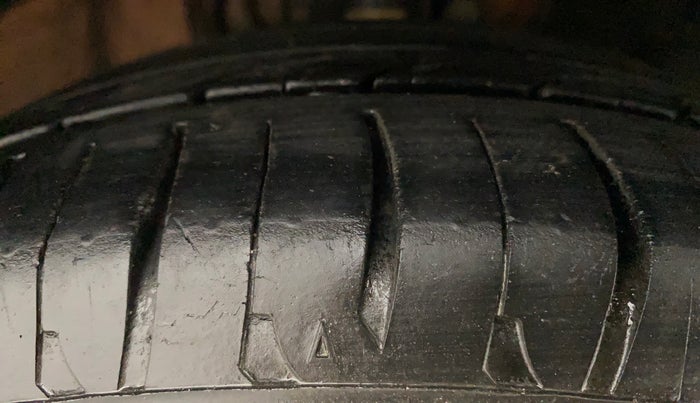 2017 Volkswagen Polo HIGHLINE1.2L, Petrol, Manual, 49,118 km, Right Front Tyre Tread