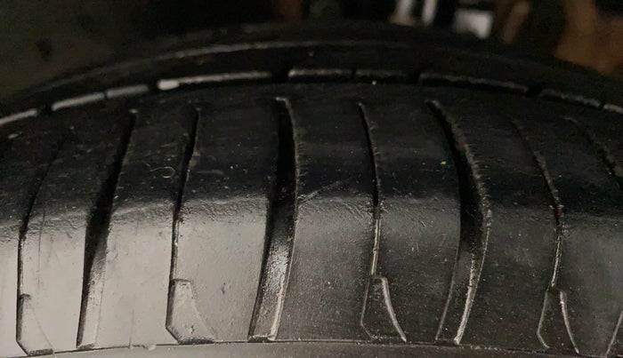 2017 Volkswagen Polo HIGHLINE1.2L, Petrol, Manual, 49,118 km, Left Front Tyre Tread
