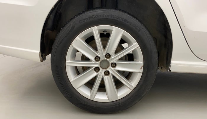 2016 Volkswagen Vento HIGHLINE 1.5 AT, Diesel, Automatic, 1,38,989 km, Right Rear Wheel