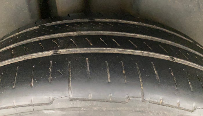 2016 Volkswagen Vento HIGHLINE 1.5 AT, Diesel, Automatic, 1,38,989 km, Right Rear Tyre Tread