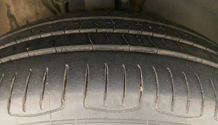 2016 Volkswagen Vento HIGHLINE 1.5 AT, Diesel, Automatic, 1,38,989 km, Right Front Tyre Tread