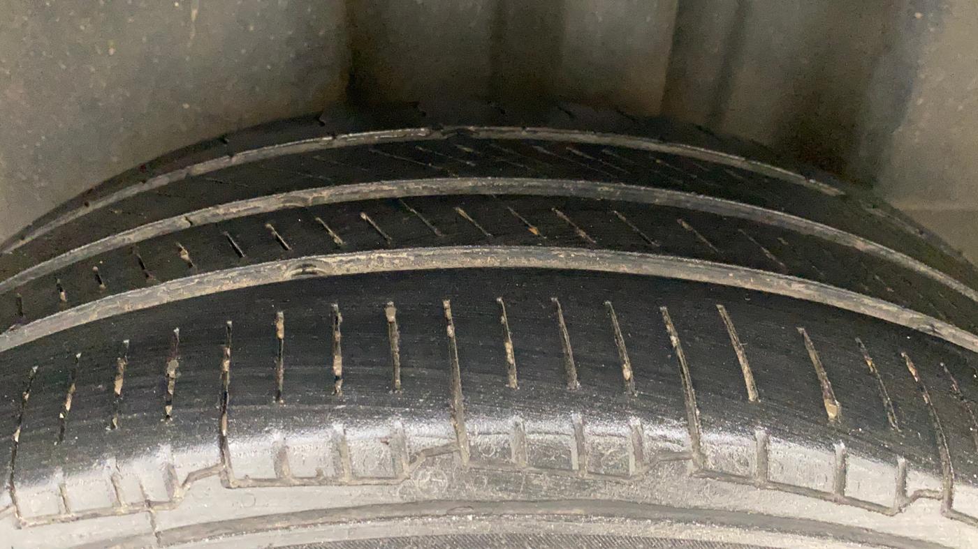 2016 Volkswagen Vento HIGHLINE 1.5 AT, Diesel, Automatic, 1,38,989 km, Left Rear Tyre Tread