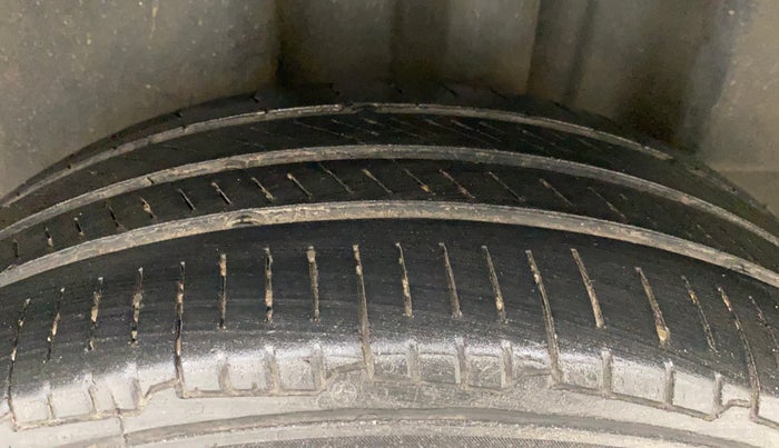 2016 Volkswagen Vento HIGHLINE 1.5 AT, Diesel, Automatic, 1,38,989 km, Left Rear Tyre Tread