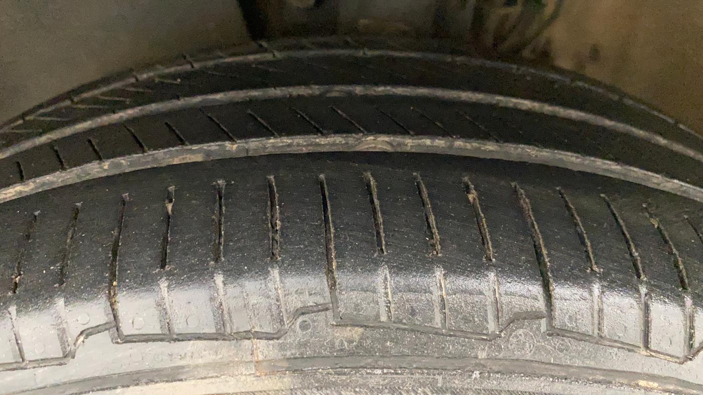 2016 Volkswagen Vento HIGHLINE 1.5 AT, Diesel, Automatic, 1,38,989 km, Left Front Tyre Tread