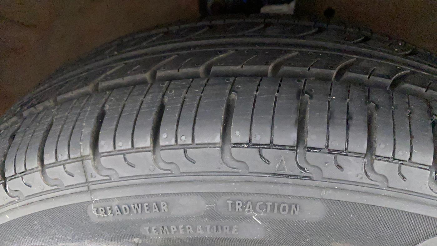 2015 Maruti Celerio VXI AMT, Petrol, Automatic, 27,075 km, Right Front Tyre Tread