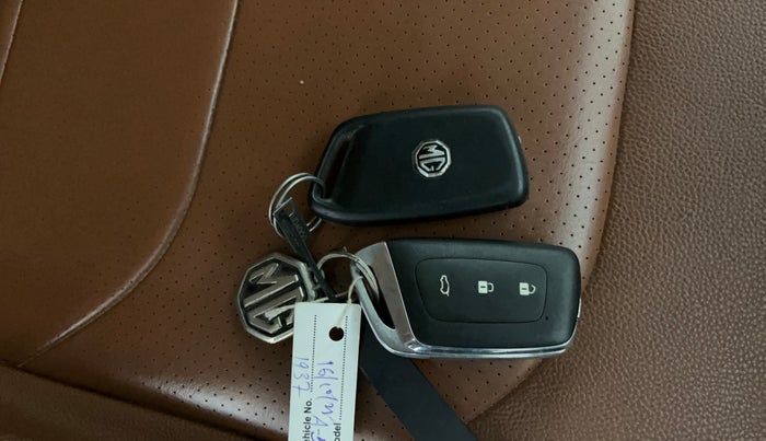 2021 MG HECTOR PLUS SHARP 1.5 PETROL TURBO HYBRID MT 6-STR, Petrol, Manual, 27,438 km, Key Close Up